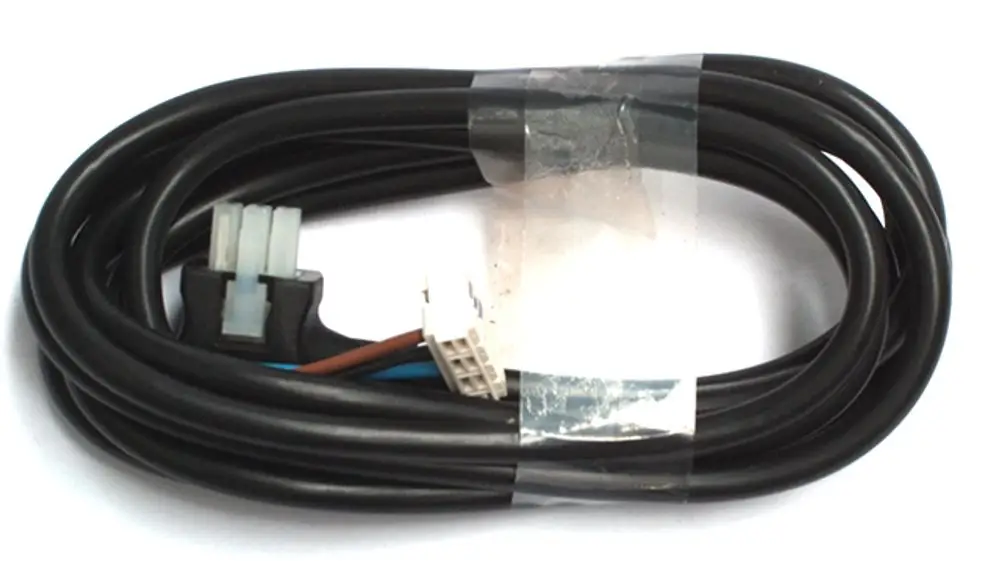 Schwarzes Kabel mit verschiedenen Steckverbindern, wahrscheinlich für ein Umschaltventil, geeignet für Daikin Systeme, aufgerollt und mit Klebeband fixiert.